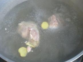 排骨飞水，捞出用温水洗净。