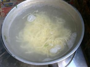 锅里烧开水，下入买好的面条。