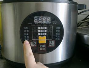 按下肉类的键，自动完成烹饪。

烹饪结束后，放些盐和鸡精。