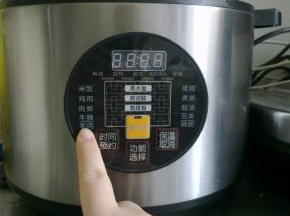 按下肉类的键，自动完成烹饪。

烹饪结束后，放些盐和鸡精。