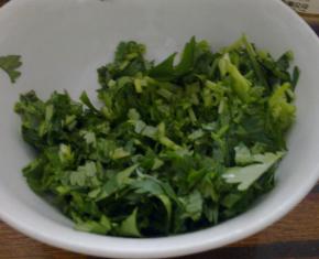 面捞出，放入些香菜，排骨肉开吃吧。