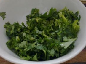 面捞出，放入些香菜，排骨肉开吃吧。