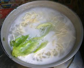 锅里放入些生菜煮。
