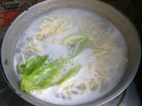 锅里放入些生菜煮。