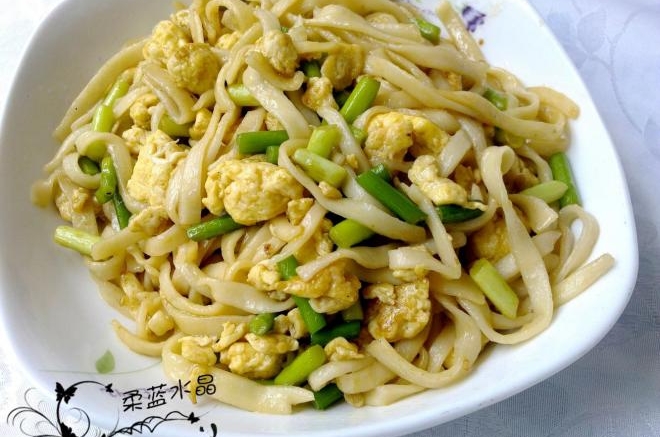 鸡蛋蒜苔炒面