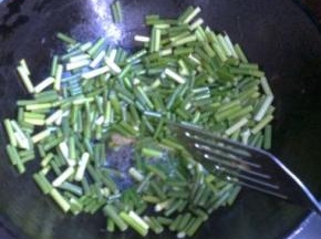 下入蒜苔翻炒。