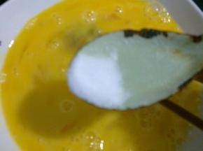 鸡蛋打散，加入盐提味。