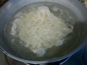 水开后下入面条煮熟。

面条过下冷水备用。