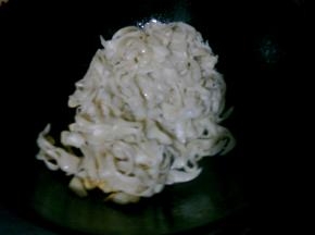 下入面条和鸡蛋翻炒。