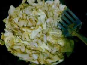 倒点生抽上色。

出锅前撒点鸡精。