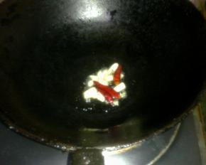 锅里倒油，爆香葱蒜。