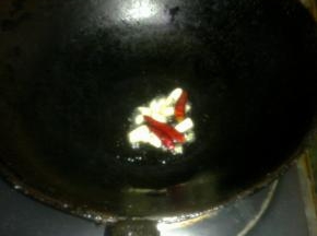 锅里倒油，爆香葱蒜。