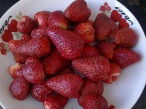 草莓洗干净，去掉蒂。