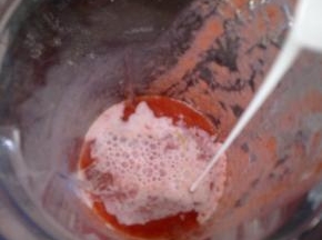 在打碎后的草莓汁里加入牛奶，继续打20秒。