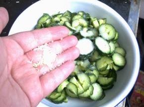 再散入些鸡精。