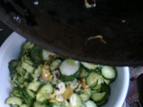 把锅热好，倒入冷油，下入葱姜蒜小火炸制变色。趁热倒入黄瓜里。