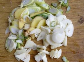 葱姜蒜切好。