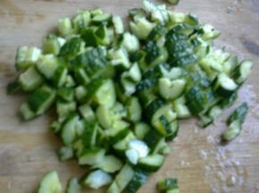 黄瓜拍碎切成块状。
