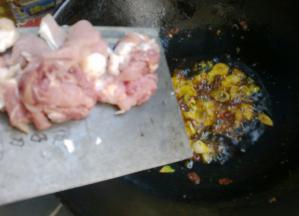 葱姜蒜变色后把肉放进去翻炒。