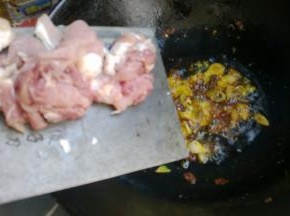 葱姜蒜变色后把肉放进去翻炒。