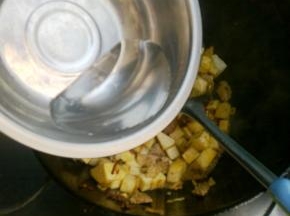 加入少半碗热水炖煮几分钟，不然芋头会糊锅底。