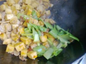 放入切成片状的小白菜，翻炒一会。