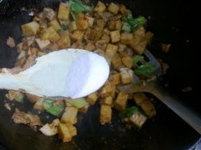 出锅前撒入盐和少许鸡精。