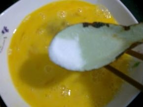 鸡蛋打散，放入适量盐搅匀。