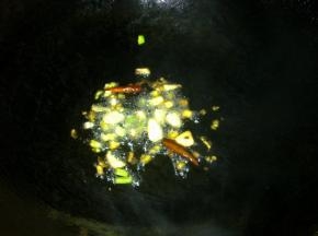 锅中倒油，小火爆香葱姜蒜和干红辣椒。