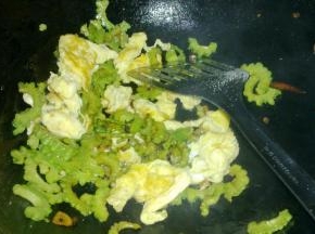 最后把鸡蛋加进去翻炒片刻。