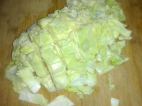 包菜洗净切好备用。