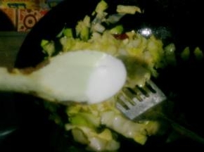 临出锅时撒入盐。