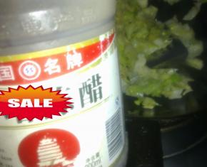 倒入醋翻炒均匀。