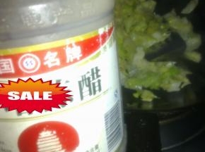 倒入醋翻炒均匀。