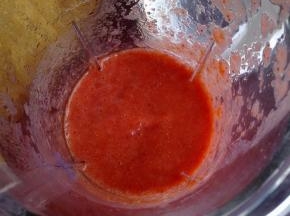 草莓洗干净去掉蒂。放入料理机打成泥。