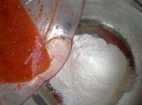 把草莓泥倒入糯米粉和粘米粉的混合面粉中。