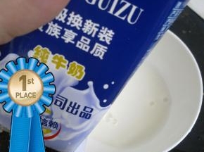 碗中倒入牛奶。加入少许炼乳。