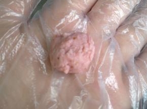 把面团分成小团，揉成小圆球。