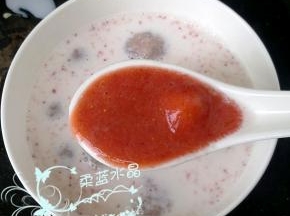 加两勺草莓泥。