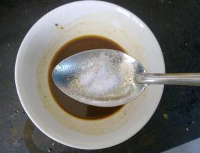豆瓣酱加少许水调匀。加入生抽。加入少许盐搅拌均匀。