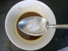 豆瓣酱加少许水调匀。加入生抽。加入少许盐搅拌均匀。