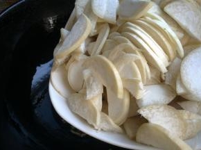 等葱蒜变色后下入杏鲍菇翻炒。