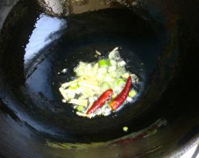 冷油爆香葱蒜和干红辣椒。