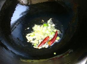 冷油爆香葱蒜和干红辣椒。