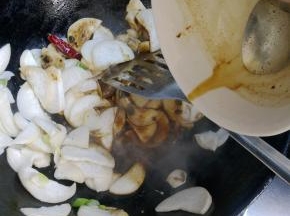 把前面调好的料汁倒入。