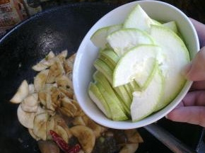 下入西葫芦翻炒。

搅拌至汤汁变少。