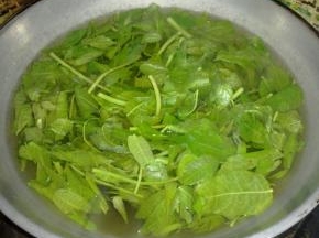 里热水开后关火，把香椿放进去烫五分钟。