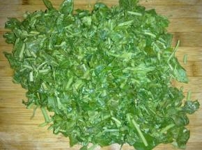 将香椿捞出控干水，切碎了。