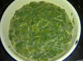 把切好的香椿放进去拌匀。