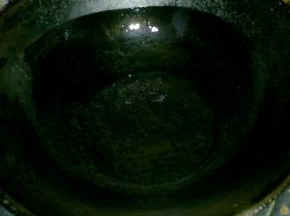 里倒入油，油烧至九成热，冒烟后。